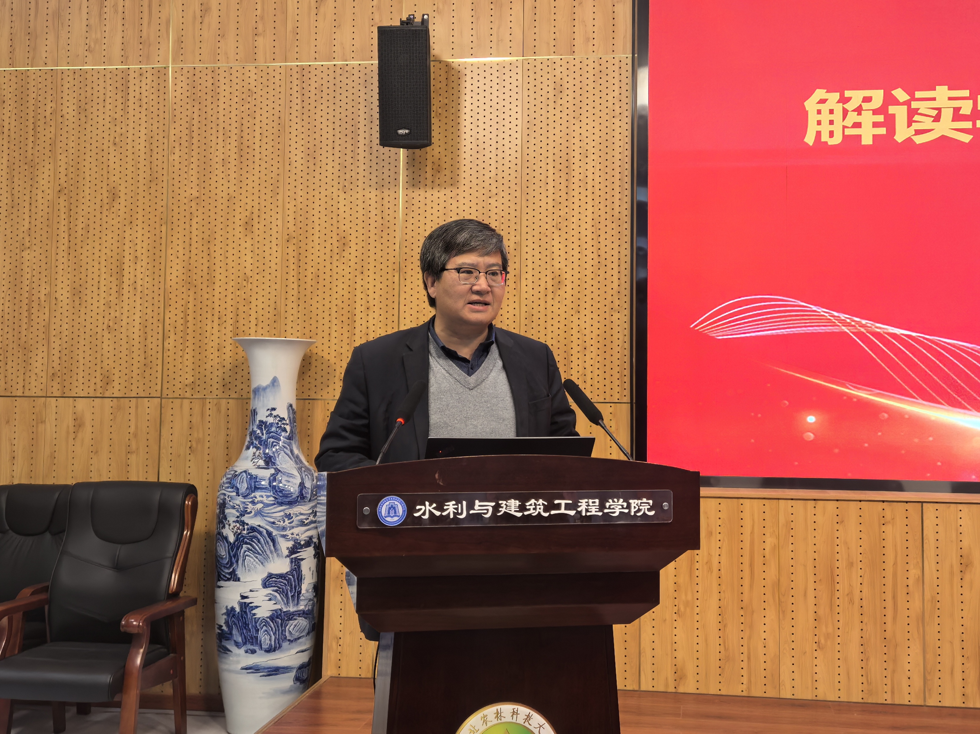 经理胡笑涛作工作报告.jpg