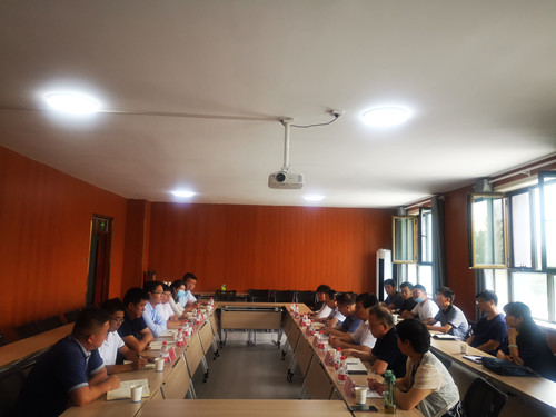 f14bcbb0a76b435386b69c2405a1344d.jpg 与三师科技局和农业科学研究所座谈_副本.jpg